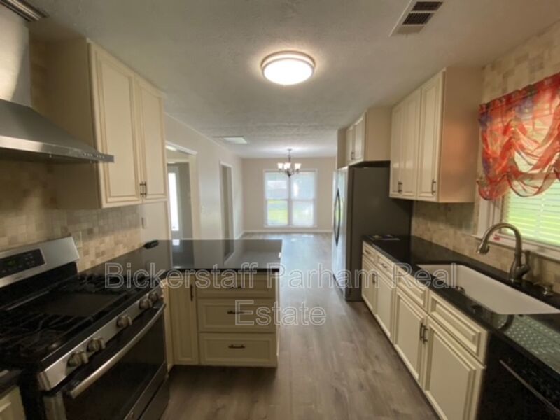 Welcome to this charming 3-bedroom, 2-bathroom home located in Ellerslie, GA property image