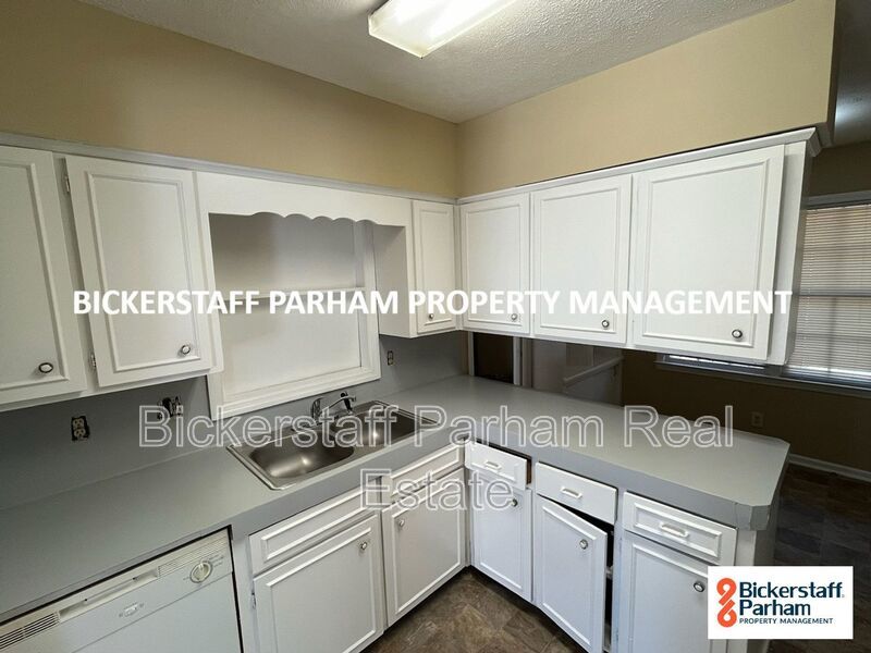 Beautiful 3-Bedroom Columbus Home with Spacious Living Areas & Fireplace property image