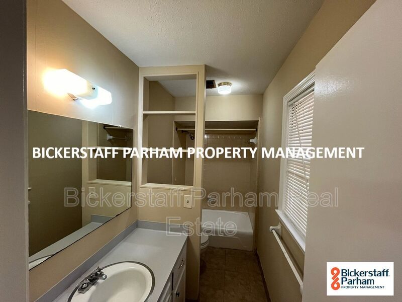Beautiful 3-Bedroom Columbus Home with Spacious Living Areas & Fireplace property image
