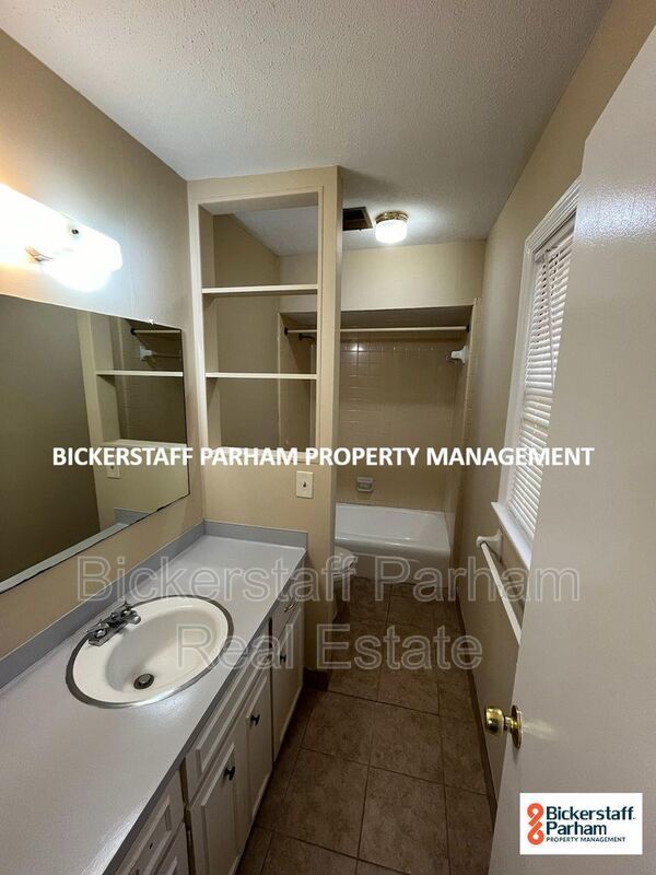 Beautiful 3-Bedroom Columbus Home with Spacious Living Areas & Fireplace property image