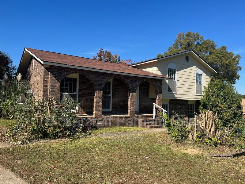 Charming Brick Home Located off of Moon Road, Because Location Really is Everything!! New Carpet, New Paint property image