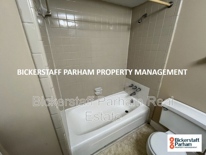 Beautiful 3-Bedroom Columbus Home with Spacious Living Areas & Fireplace property image