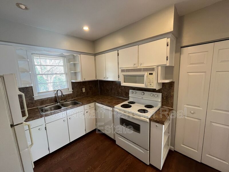 Move In Ready!! Cozy Brick Home, in North Columbus. Located off of Airport Thruway!! HAPP Accepted. property image