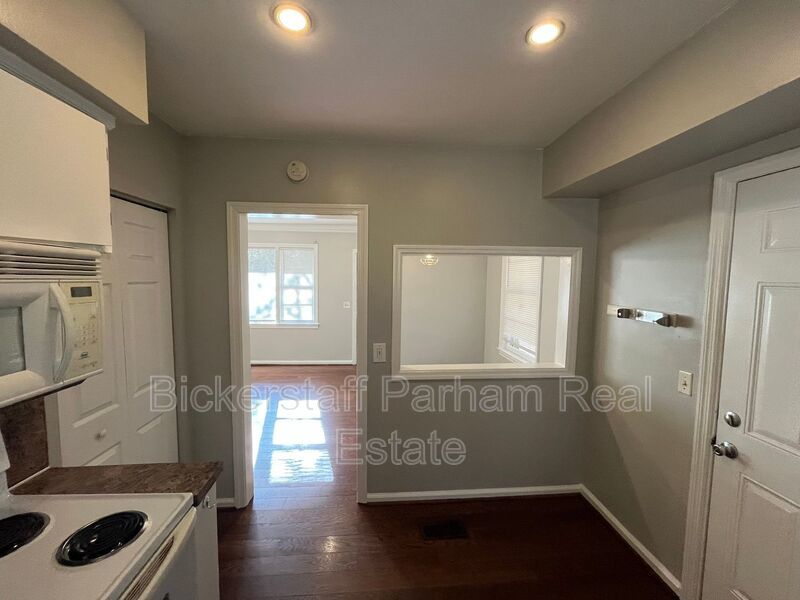 Move In Ready!! Cozy Brick Home, in North Columbus. Located off of Airport Thruway!! HAPP Accepted. property image