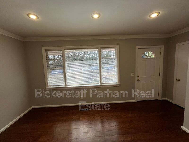 Move In Ready!! Cozy Brick Home, in North Columbus. Located off of Airport Thruway!! HAPP Accepted. property image