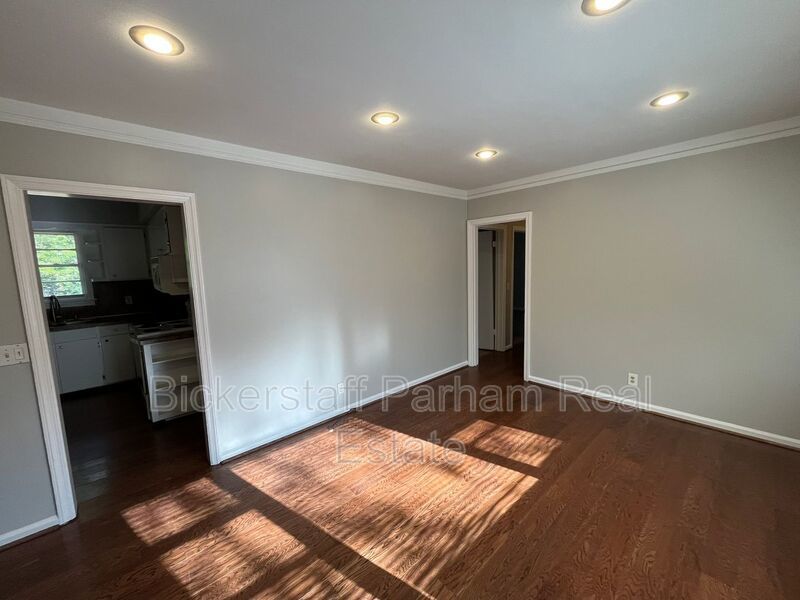 Move In Ready!! Cozy Brick Home, in North Columbus. Located off of Airport Thruway!! HAPP Accepted. property image