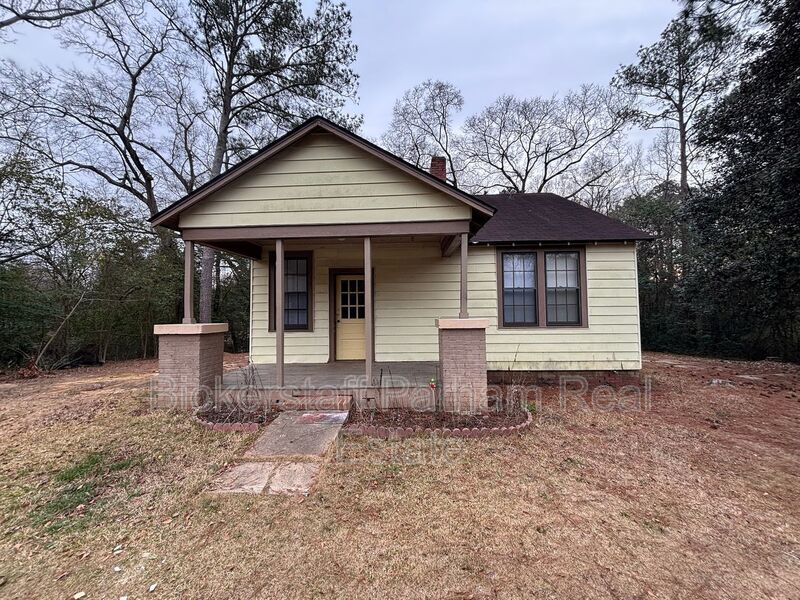 Located On Forrest Road!! property image