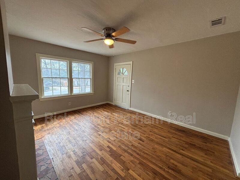 Near Veterans Pkwy!! This Unit Also Welcomes HAPP. property image