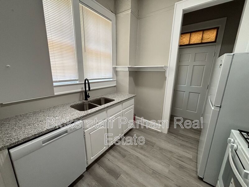 Unique 2 Bedroom 1 Bath In Midtown property image